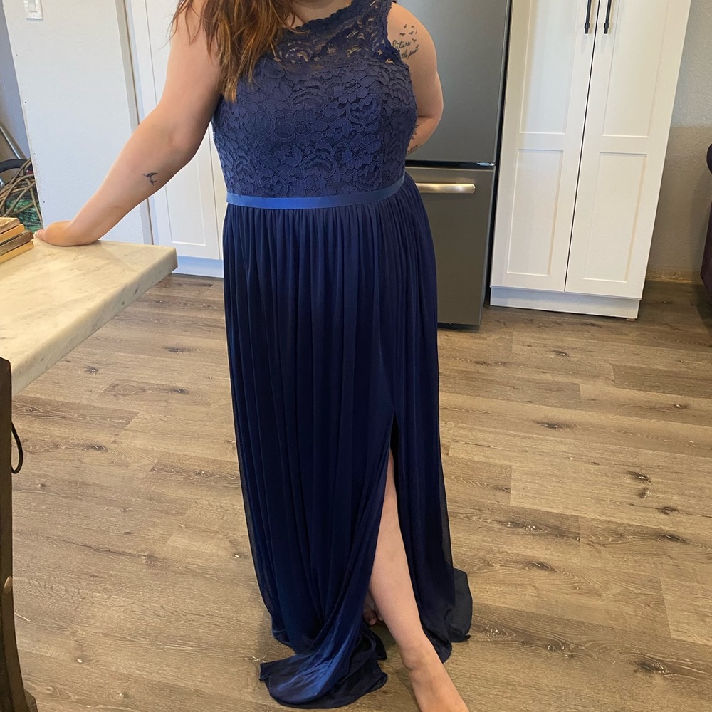 David bridal size 18 I believe but was altered to a size 16 can be undone